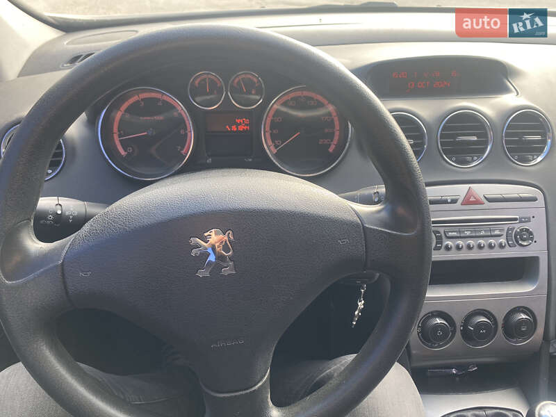 Хэтчбек Peugeot 308 2010 в Березному