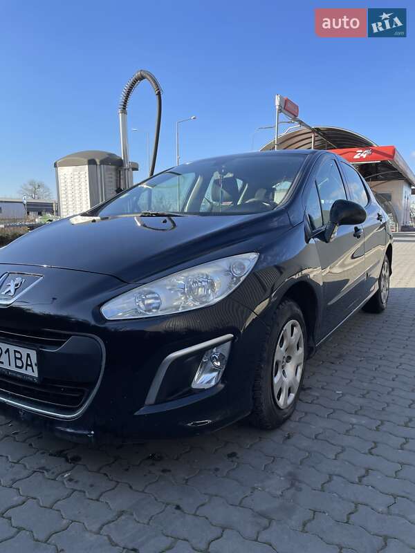 Хэтчбек Peugeot 308 2011 в 