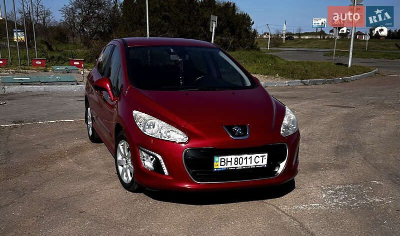 Хэтчбек Peugeot 308 2011 в 