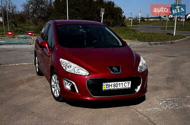 Хэтчбек Peugeot 308 2011 в 