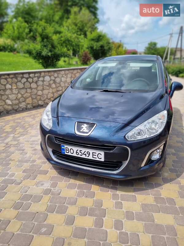 Хетчбек Peugeot 308 2011 в 