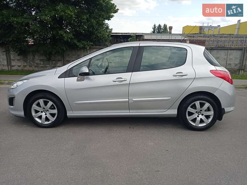 Хэтчбек Peugeot 308 2011 в 