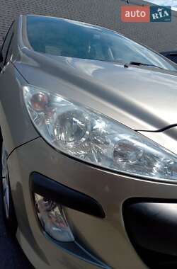 Хэтчбек Peugeot 308 2011 в 