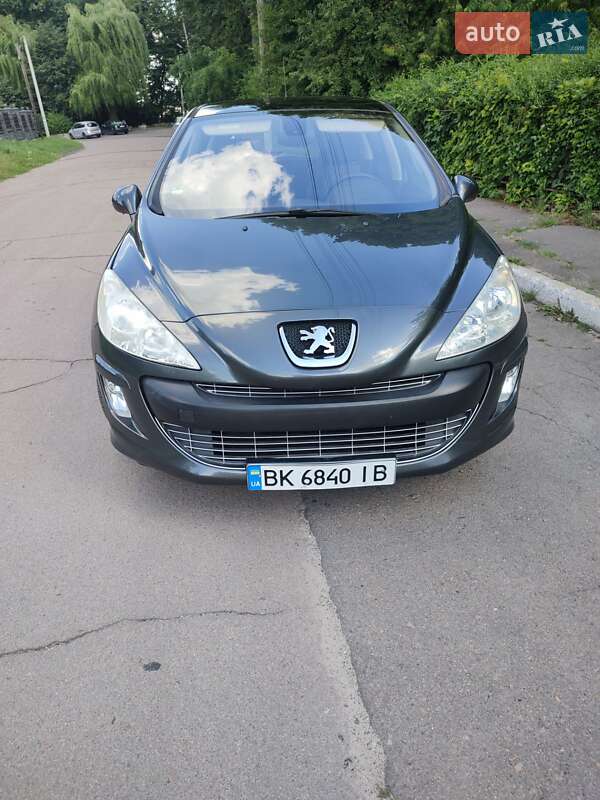 Хэтчбек Peugeot 308 2009 в Остроге