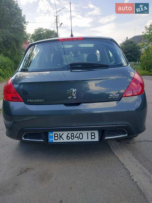 Хэтчбек Peugeot 308 2009 в Остроге