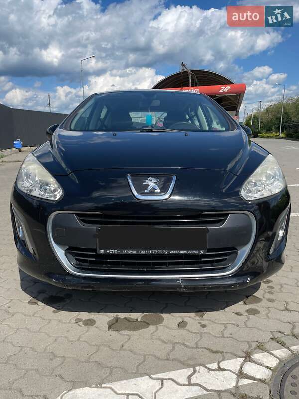 Хетчбек Peugeot 308 2011 в Ужгороді