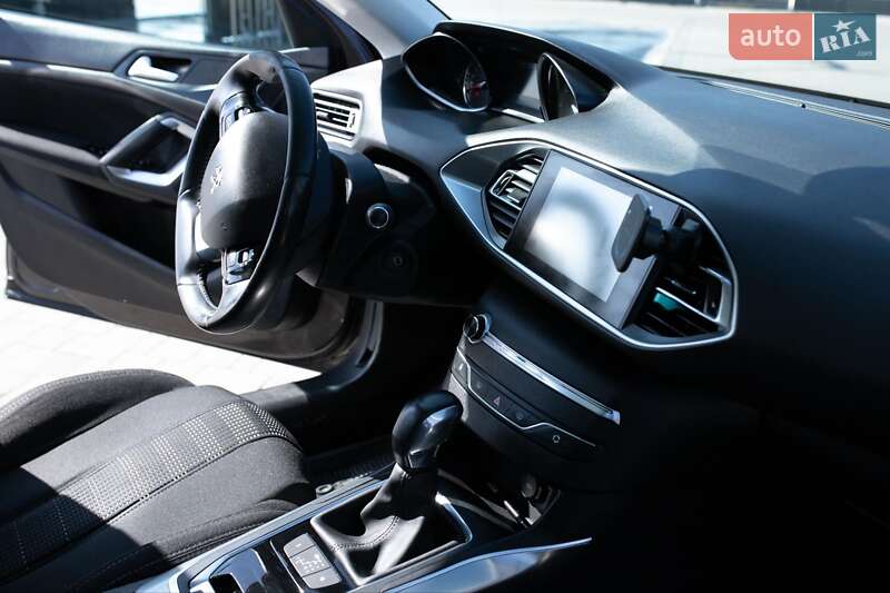 Универсал Peugeot 308 2015 в Брошневе-Осаде