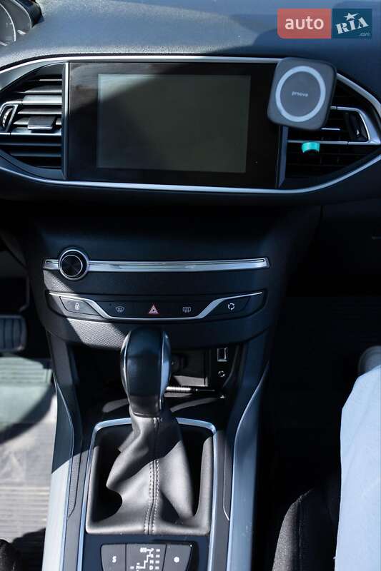 Универсал Peugeot 308 2015 в Брошневе-Осаде