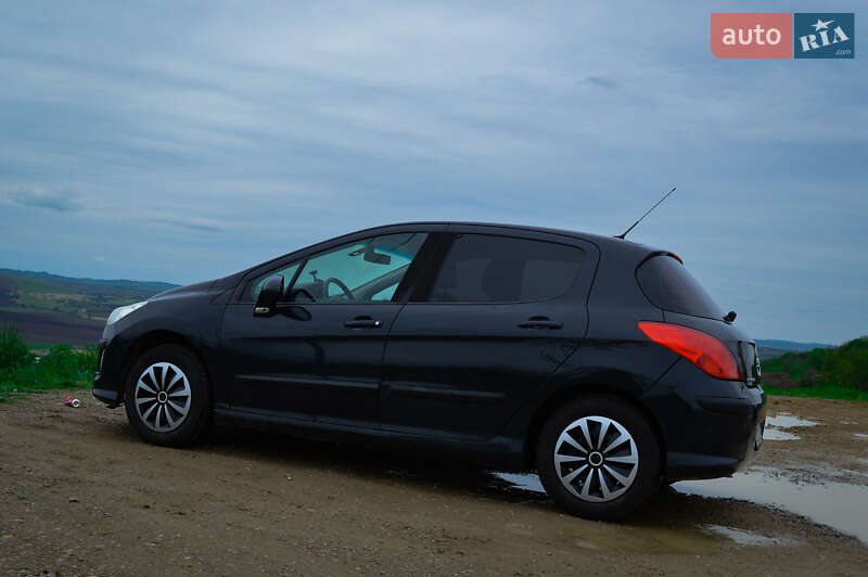 Хетчбек Peugeot 308 2010 в Чернівцях
