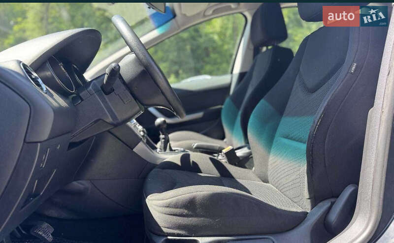 Хетчбек Peugeot 308 2010 в Чернівцях