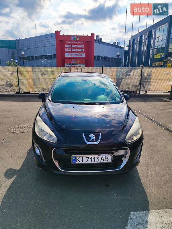 Хэтчбек Peugeot 308 2011 в Киеве