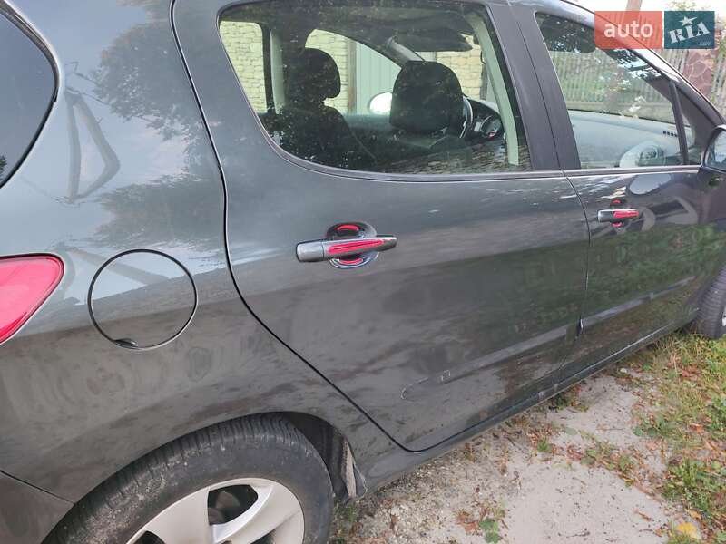 Хэтчбек Peugeot 308 2009 в Остроге