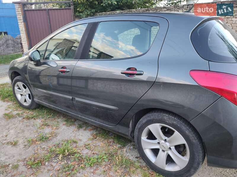 Хэтчбек Peugeot 308 2009 в Остроге