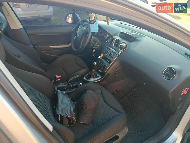 Универсал Peugeot 308 2011 в Новояворовске