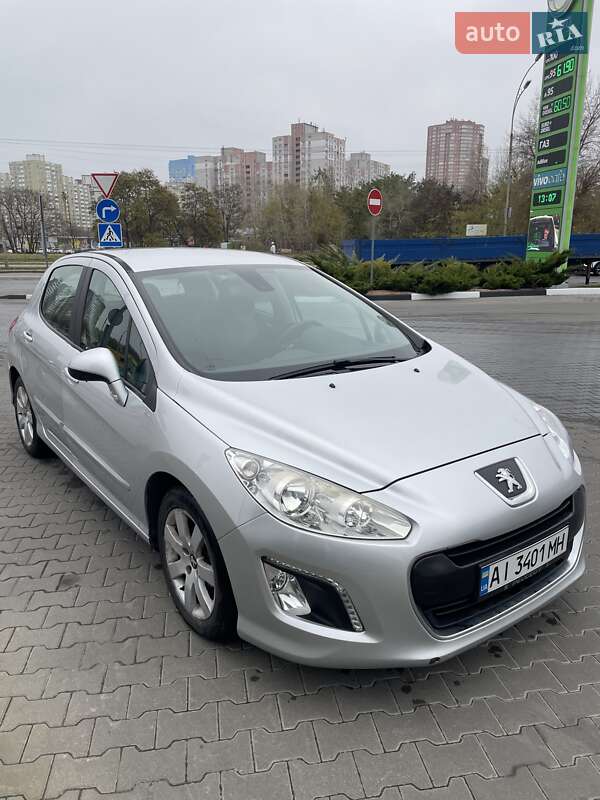 Хэтчбек Peugeot 308 2011 в Киеве