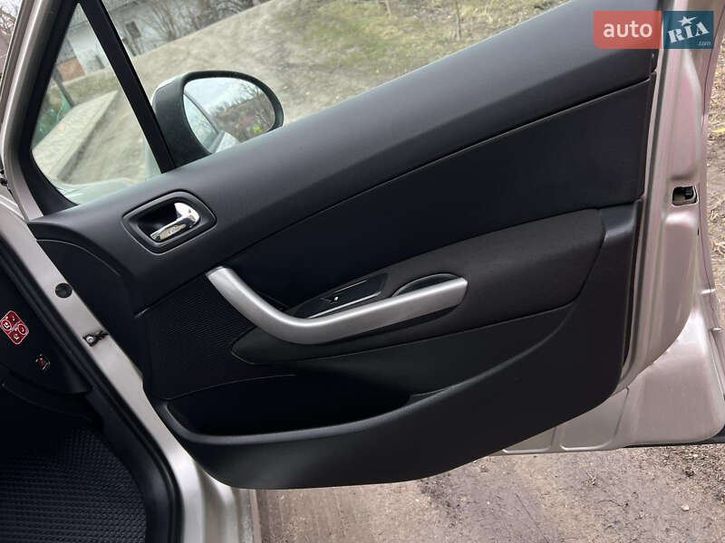 Хэтчбек Peugeot 308 2009 в Золочеве