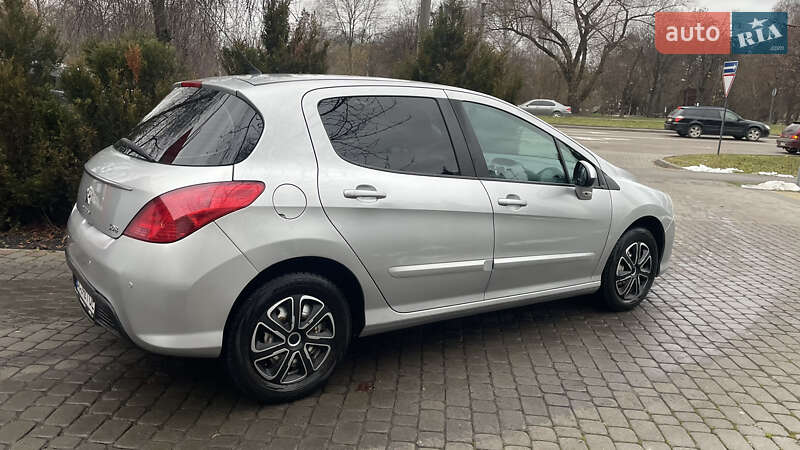 Хэтчбек Peugeot 308 2011 в Львове