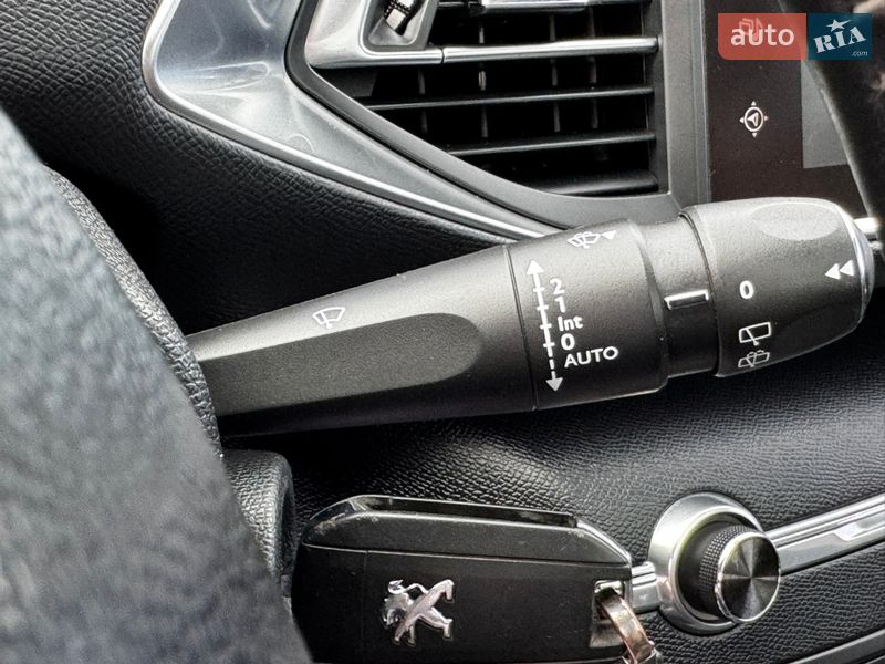 Хетчбек Peugeot 308 2014 в Дрогобичі