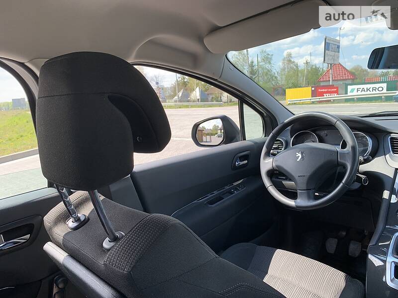 Мінівен Peugeot 5008 2010 в Стрию