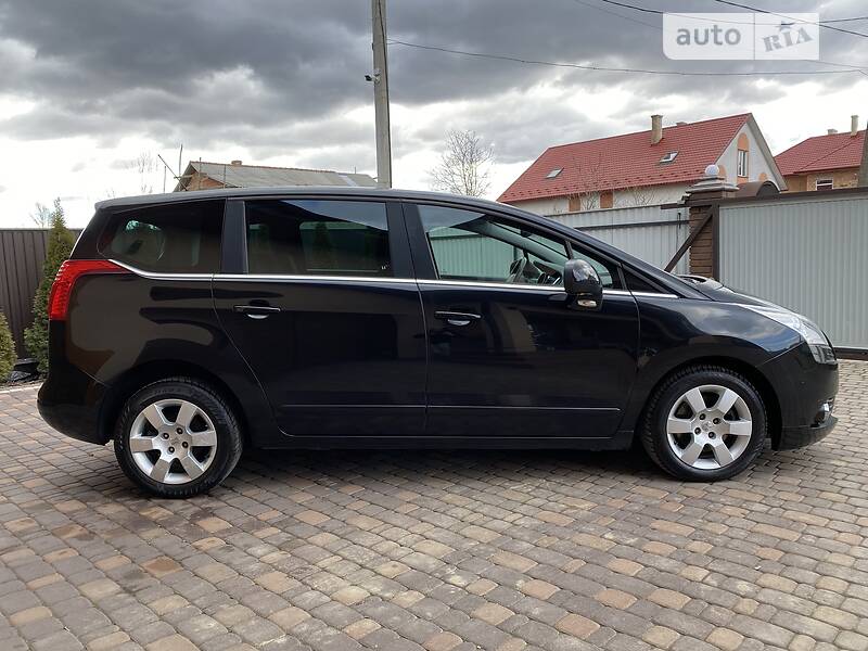 Мінівен Peugeot 5008 2012 в Чернівцях