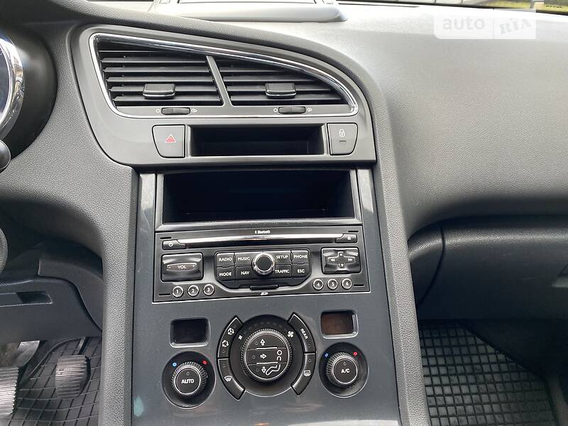 Мінівен Peugeot 5008 2012 в Чернівцях
