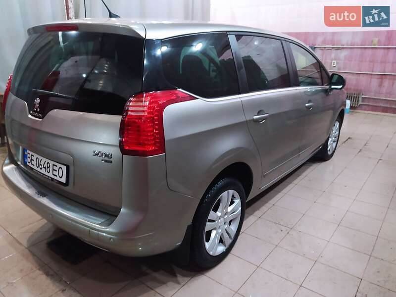 Микровэн Peugeot 5008 2015 в Южноукраинске