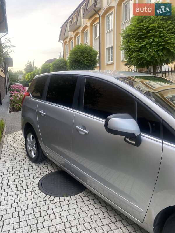 Мікровен Peugeot 5008 2011 в Стрию