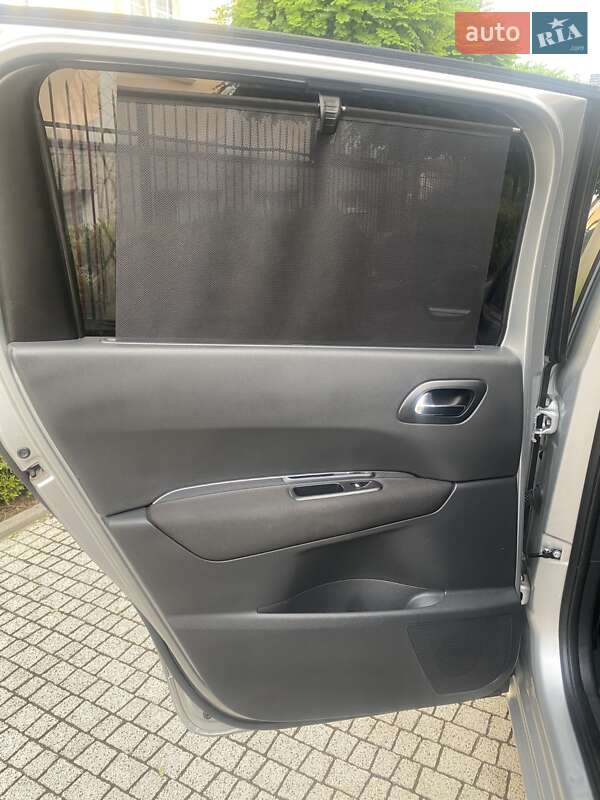 Мікровен Peugeot 5008 2011 в Стрию