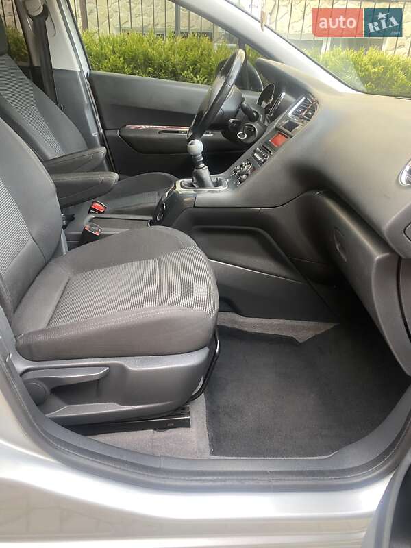 Мікровен Peugeot 5008 2011 в Стрию