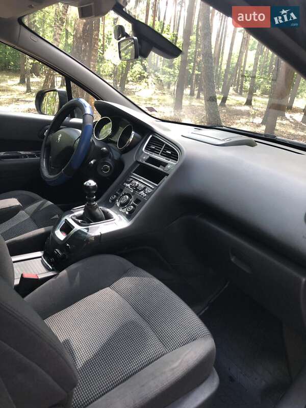 Микровэн Peugeot 5008 2013 в Коропе