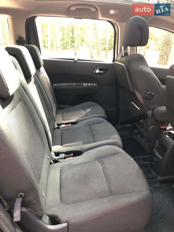 Микровэн Peugeot 5008 2013 в Коропе