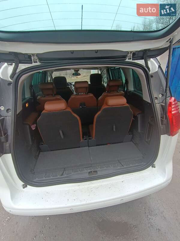 Микровэн Peugeot 5008 2011 в Светловодске