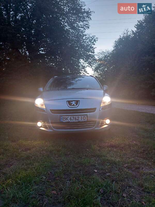 Peugeot 5008 2011