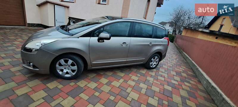 Мікровен Peugeot 5008 2012 в Стрию