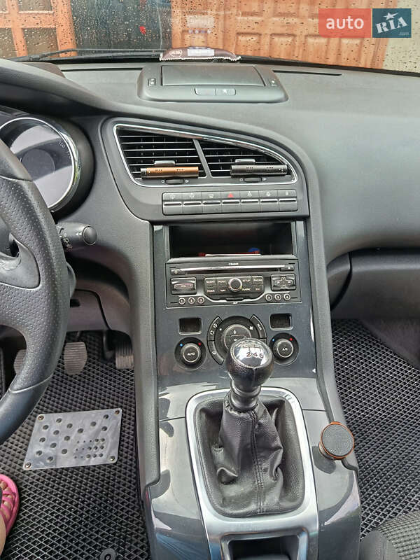 Мікровен Peugeot 5008 2011 в Сторожинці