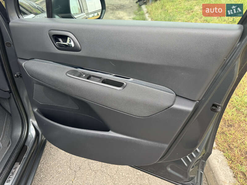 Микровэн Peugeot 5008 2013 в Киеве