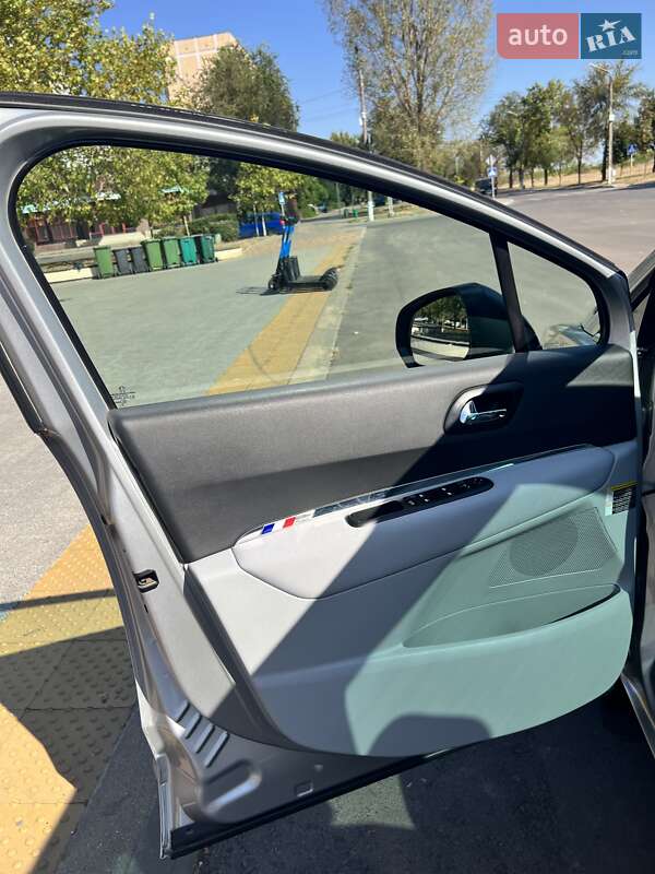 Мікровен Peugeot 5008 2010 в Южному