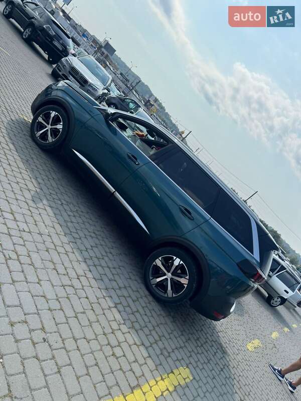 Внедорожник / Кроссовер Peugeot 5008 2017 в Кицмани