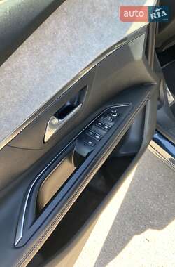 Внедорожник / Кроссовер Peugeot 5008 2022 в 