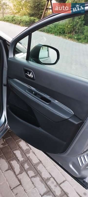 Микровэн Peugeot 5008 2015 в Тальном