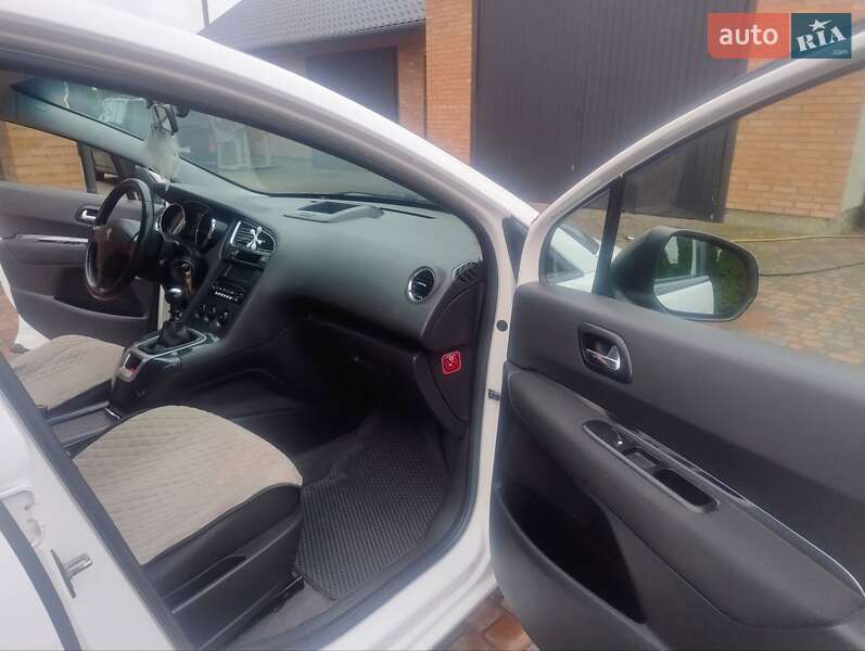 Микровэн Peugeot 5008 2014 в Нововолынске
