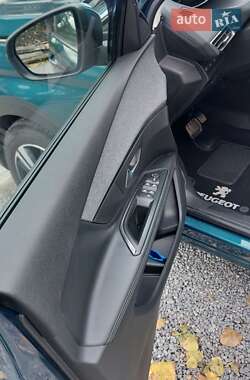 Позашляховик / Кросовер Peugeot 5008 2019 в 