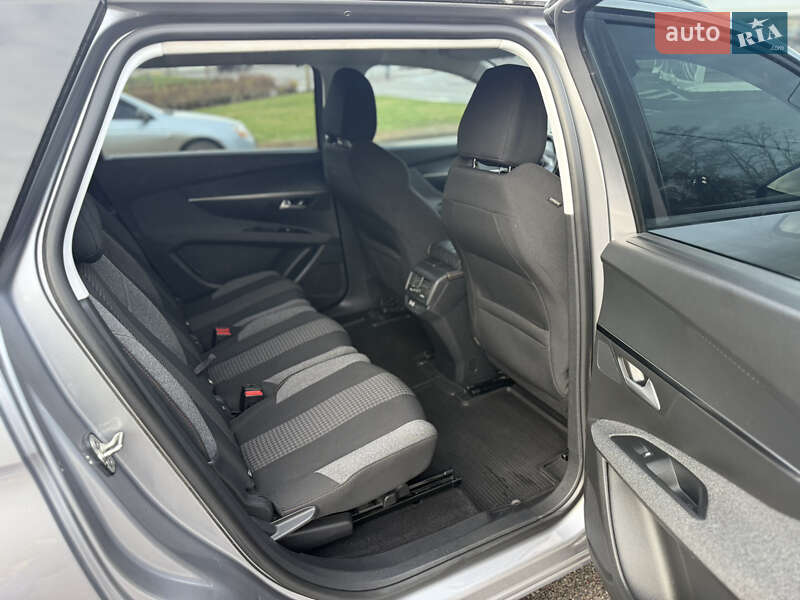 Внедорожник / Кроссовер Peugeot 5008 2017 в Киеве