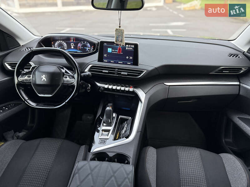 Внедорожник / Кроссовер Peugeot 5008 2017 в Киеве