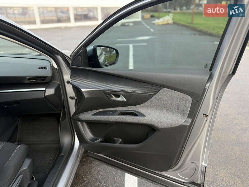 Внедорожник / Кроссовер Peugeot 5008 2017 в Киеве