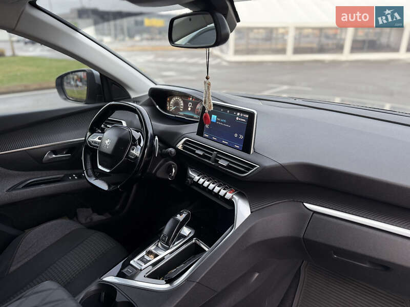 Внедорожник / Кроссовер Peugeot 5008 2017 в Киеве