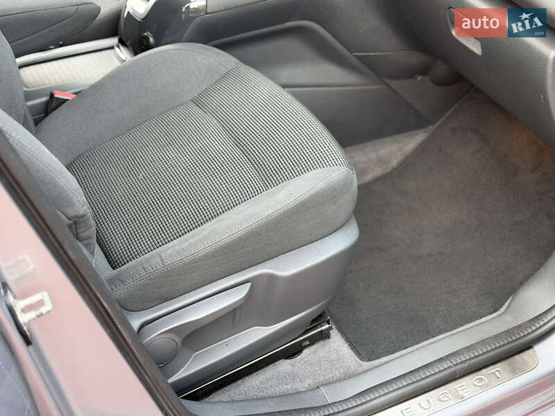 Микровэн Peugeot 5008 2015 в Ровно