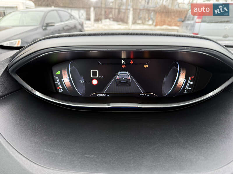 Внедорожник / Кроссовер Peugeot 5008 2017 в Черновцах