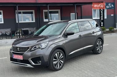 Внедорожник / Кроссовер Peugeot 5008 2017 в Дубно
