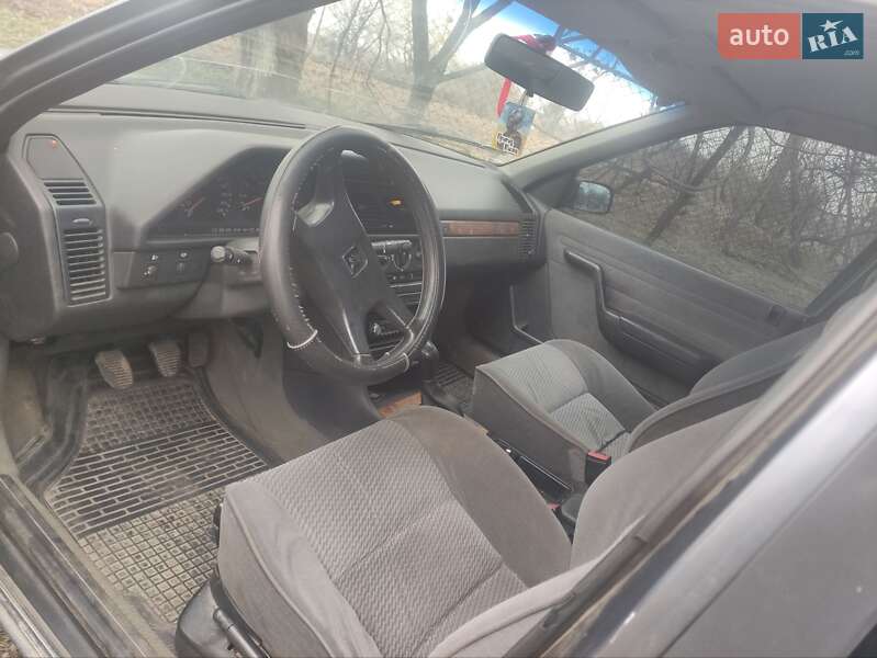 Седан Peugeot 605 1993 в Радивиліві